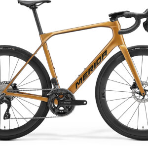 MERIDA SCULTURA ENDURANCE 6000 2027 en color MINERAL GOLD, vista lateral completa