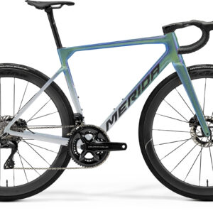 MERIDA SCULTURA TEAM 2027 en color WHITE FADE BLUE, vista lateral completa