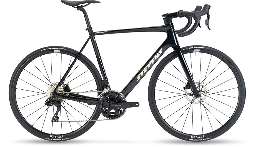 STEVENS 25 IZOARD 105 DI2 en color GALAXY BLACK, vista lateral de la bicicleta completa